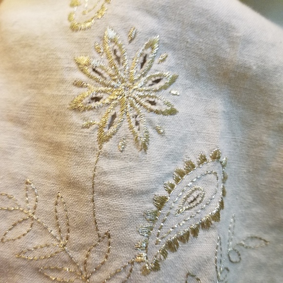 Sz ps, embossed embroidery 2 pc capri set - Picture 7 of 8